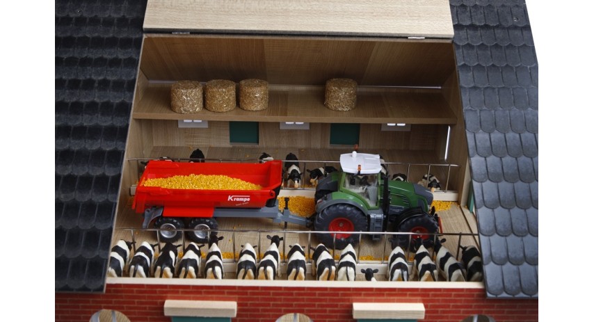 Wooden Farmhouse Toy Dollhouse