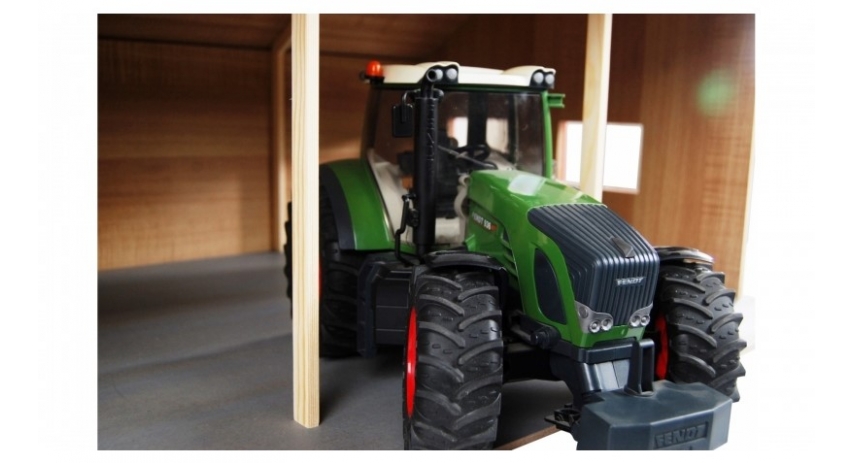 Kids Globe 1:16 Scale Farm Shed Toy For 3 Vehicles KG610260